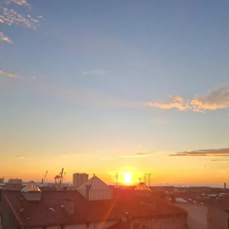 Bel Lumineux Avec Vue En Centre-ville *
